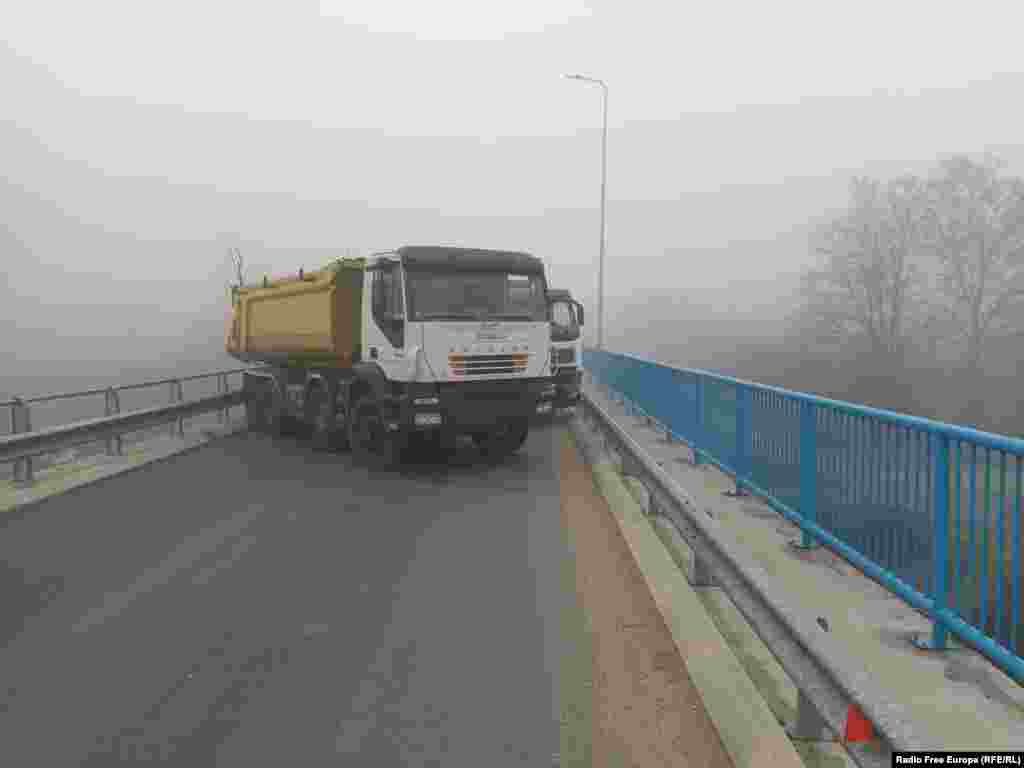 Deri më tani, disa serbë lokalë kanë vendosur barrikada në rrugët që çojnë drejt dy pikave kuftiare - Jarinjë dhe Bërnjak - që lidhin Kosovën dhe Serbinë. 