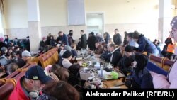 Banorët e Harkivit duke mbushur bateritë e telefonave në një stacion treni.