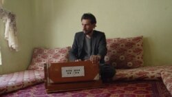 Pas ndalimit të muzikës, muzikanti afgan shet në rrugë për mbijetesë