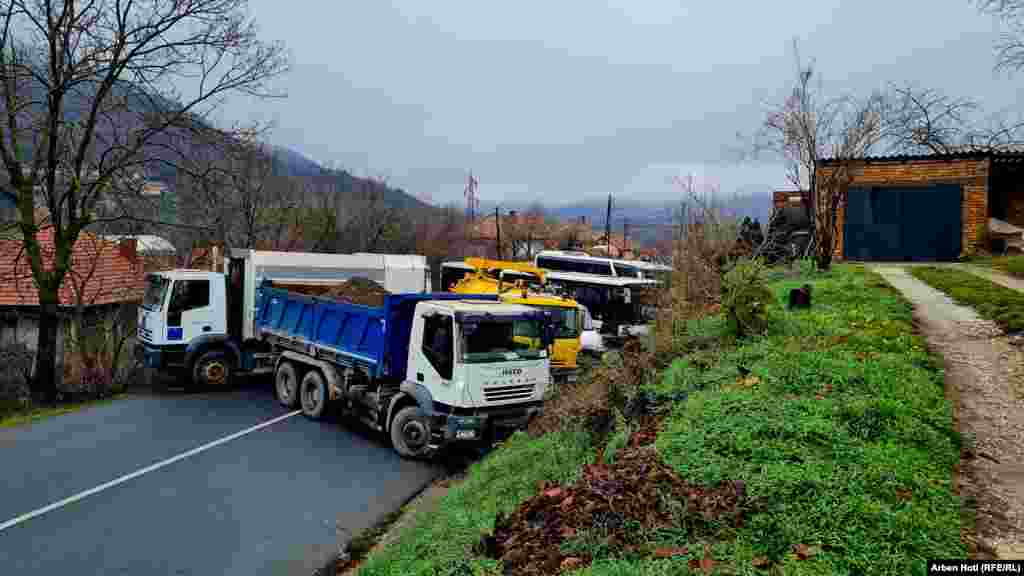 Shtetet e Bashkuara dhe Bashkimi Evropian kanë kërkuar që të largohen barrikadat dhe kanë dënuar sulmet ndaj Policisë së Kosovës dhe EULEX-it, që kanë ndodhur ditëve të fundit.&nbsp;&nbsp;