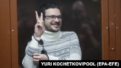 Иля Яшин показа знака на победата със закопчаната си с белезници ръка, преди да чуе присъдата си в съдебната зала