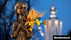 Скулптура на девојче пред Националниот музеј на холодомор, која содржи бројни документарни материјали за Холодомор во Украина во 1932-1933 година. Киев