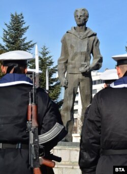 Паметник на Никола Вапцаров във Варна.