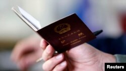 Policija provjerava pasoše kineskih imigranata u fabrici tekstila u Pratu (arhivska fotografija)