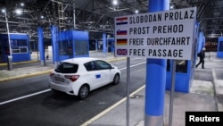 Për shkak të numrit të madh të imigrantëve ilegalë që hyjnë në Kroaci nga vendet fqinje të Ballkanit Perëndimor, Sllovenia ka pezulluar regjimin e Schengenit dhe ka kthyer kontrollet në pikat kufitare me Kroacinë.