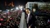 Gradonačelnik Istanbula Ekrem Imamoglu pozdravlja pristalice nakon što ga je sud osudio na skoro tri godina zatvora, 14. decembra 2022.