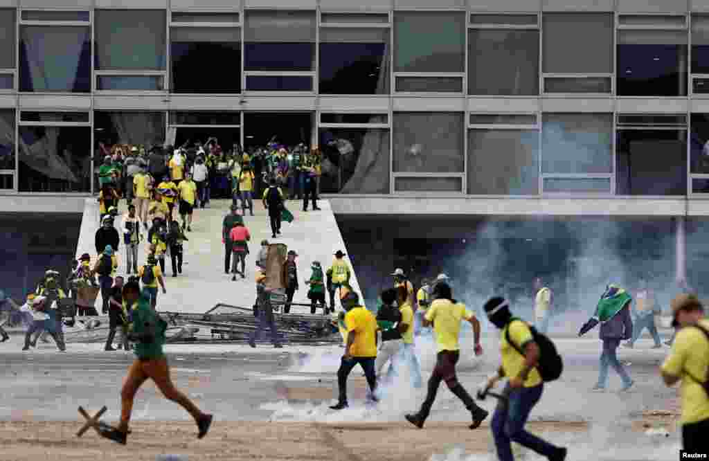 Susținătorii fostului președinte Jair Bolsonaro iau cu asalt Palatul Planalto (palatul prezidențial),&nbsp;forțele de ordine fiind copleșite. Mii de demonstranț&nbsp;au intrat cu forța în clădirea Congresului și în sediul Curții Supreme din Brazilia.