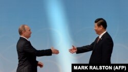 Presidenti rus, Vladimir Putin, dhe presidenti kinez, Xi Jinping. Fotografi ilustruese nga arkivi. 