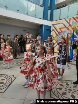Deca pevaju i igraju na otvaranju vojno-patriotskog kluba u Minsku.