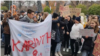 Tanárok, diákok, szülők és szimpatizánsok tüntetnek az Észak-Pesti Tankerületi Központ előtt 2022. december 2-án