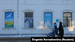 Az „orosz Banksy” utcai művészetével ítéli el az Ukrajna elleni inváziót