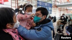 Патници на меѓународниот аеродром во Пекинг. Укинувањето на карантинот го зголеми бројот на патницните на аеродромите