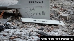 Части от дрон камикадзе иранско производство - Шахед-136, свален в Киев на 14 декември. На апарата, който в Русия беше преименуван на „Геран-2“, е написано "За Рязан“ (град в Русия)