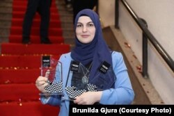 Brunilda Gjura duke pozuar me çmimet që fitoi më 2021 për garat e saj në autocross në 2021.