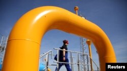 Служител минава между тръбите в централата на "Булгартрансгаз" близо до Ихтиман. Снимката е илюстративна и е от 2022 г. 
