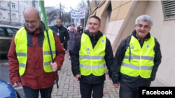 Pilz Olivér, Gosztonyi Gábor és Totyik Tamás vezeti a Tudásmenetet a miskolci indulást követően, 2023. január 2-án