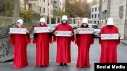 Grupa žena u Iranu protestuje protiv nedostatka ženskih prava pozivajući se na fiktivnu priču kanadske spisateljice Margaret Atwood 'Sluškinjina priča', Teheran, decembar 2022.