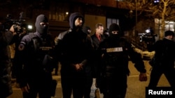 Andrew Tat și Tristan Tate are escortați de poliție în fața sediului DIICOT, după ce au fostreținuți pentru 24 de ore, București, 29 dece,brie 2022.