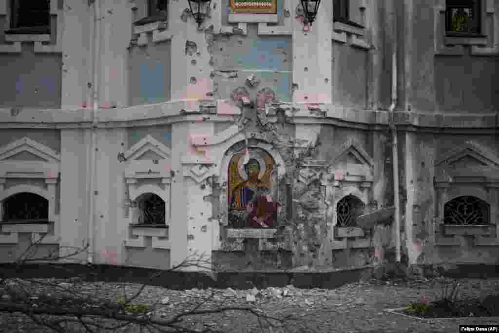 Kép a háborús károkat szenvedett harkivi Hűséges Szent&nbsp;Tamara királyné-templomról március 27-én