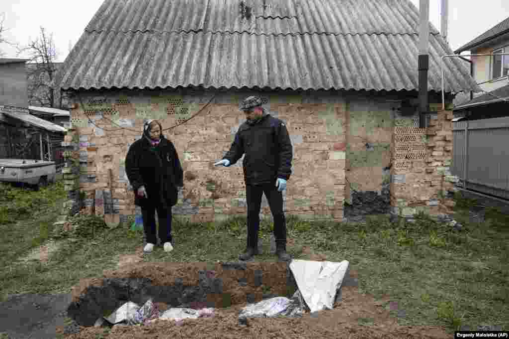 Sztanyiszlav Beresztnyev feleségével beszéli meg a temetés részleteit Vlad. A férfit orosz katonák ölték meg, és hozzátartozói ideiglenesen a saját udvarukon temették el