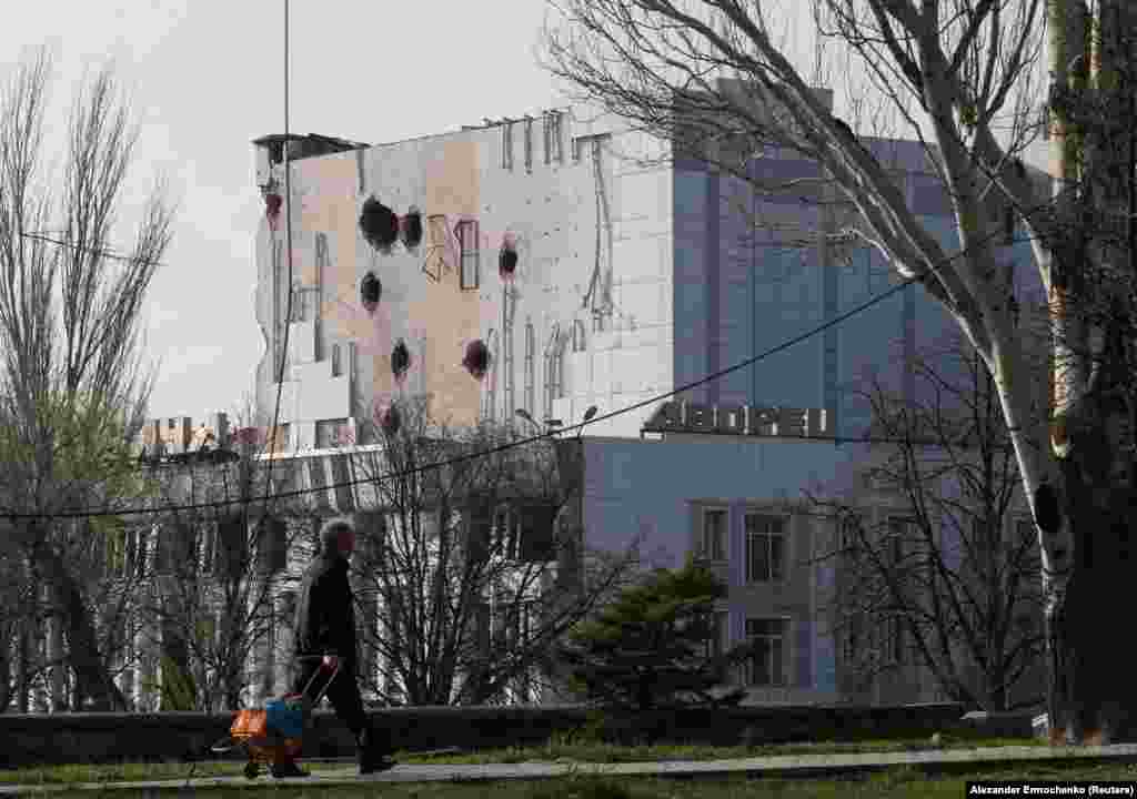 A háborúban megrongálódott Kultúrpalota Mariupolban. Ukrajna Kulturális és Információs Politikai Minisztériuma arra kéri a polgárokat, hogy küldjenek fényképeket a háborús károkról, amelyek bizonyítékként felhasználhatók az Oroszország elleni büntetőeljárásban
