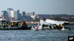 Istražioci na pretražuju olupinu srušenog aviona u rijeci Potomac u blizini Nacionalnog aerodroma Ronald Reagan, Washington, SAD, 30. januara 2025.