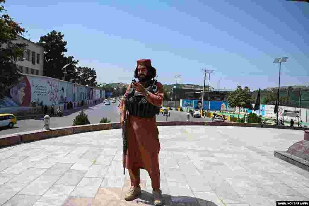 Një luftëtar taliban duke bërë bërë rojë në sheshin "Massoud", në kryeqytetin afgan. (16 gusht)