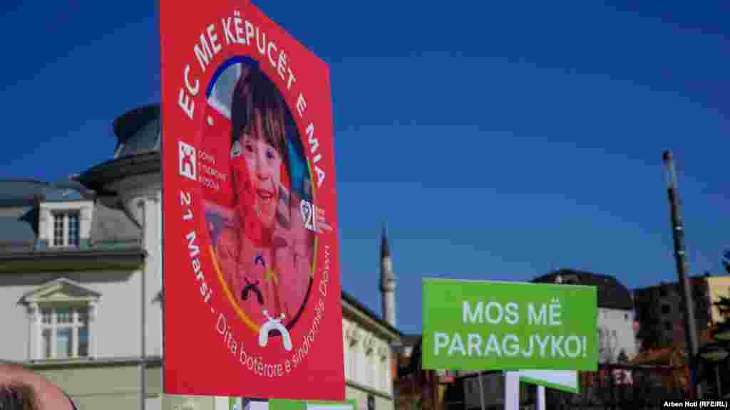 Një nga pllakatet gjatë marshimit me moton &quot;Ec me këpucët e mia&quot;.