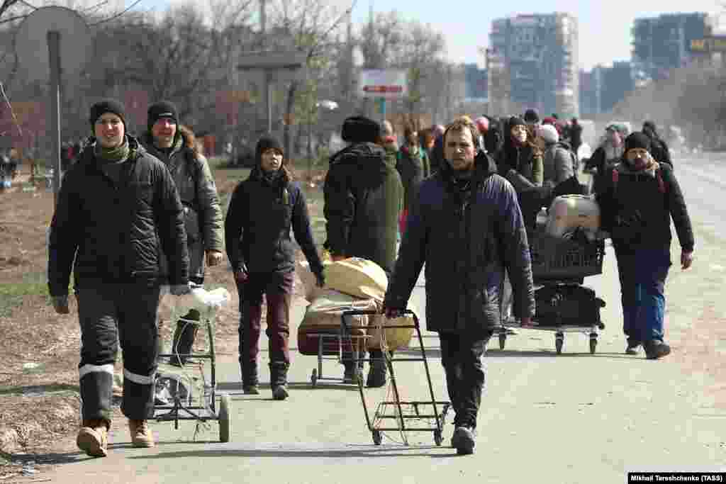 Граѓаните се евакуираат од Мариупол, 20 март 2022 година.