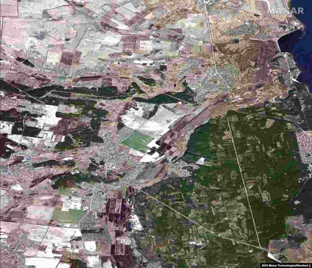 Ova satelitska snimka prikazuje polja u slivu rijeke Irpin sjeverozapadno od Kijeva prije poplave.
