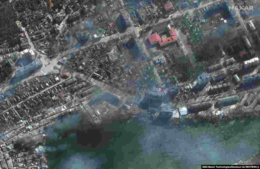 Станбените згради горат во опкружениот, опколен град Мариупол на 21 март.