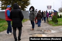 Kétszer 16 órát dolgoztak a két nap alatt a maratoni tesztelésben segédkező magyar önkéntesek. Trencsén, Szlovákia, 2020. október 31.