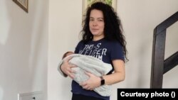 Марина Скотар од Харкив (Украина) со едномесечното бебе во хотелот на Голупцов во Прњавор кај Крагуевац