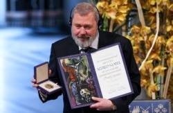 Dmitrij Muratov Nobel-békedíjával Oszlóban 2021. december 10-én