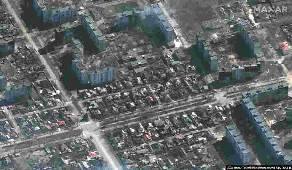 Танкове заемат позиции в жилищен район на Мариупол.