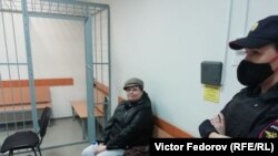 Irina Bystrova ulet në një gjykatë në Petrozavodsk më 24 mars, ditën kur u akuzua zyrtarisht.