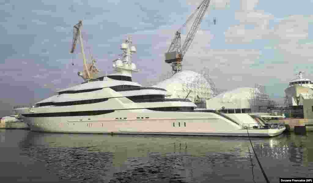 Amore Vero ar fi deținut de Igor Secin, șeful companiei energetice de stat rus Rosneft. Nava a fost sechestrată lângă Marsilia la începutul lunii martie. Site-ul Superyacht Fan a estimat prețul lui Amore Vero la 120 de milioane de dolari. Un al doilea iaht despre care se spune că ar fi deținut de Secin, un vechi asociat al lui Putin, a fost confiscat în Spania la jumătatea lunii martie. Se estimează că Semiluna are o valoare de 500-600 de milioane de dolari.