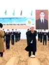 Туркменские старейшины и чиновники на фоне изображения президента Сердара Бердымухамедова, который занял пост в марте 2022 года вместо отца. Собеседники Азатлыка говорят, что портреты Сердара и Гурбангулы Бердымухамедовых висят повсюду, их нет «разве что в туалетах»