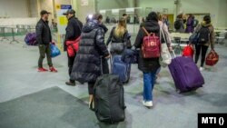 Ukrajnai menekültek a budapesti BOK csarnokban kialakított humanitárius tranzitponton 2022. március 21-én.