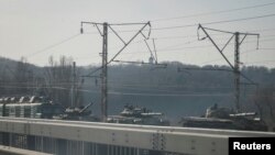 Воз носи заробени руски тенкови во Киев, 28 март 2022