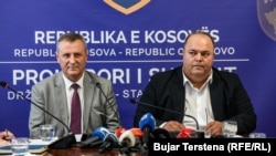 Kryeprokurori i Prokurorisë Speciale të Kosovës, Blerim Isufaj, së bashku me prokurorin që ka hetuar rastin, Atdhe Dema, gjatë konferencës për media.