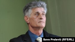 Sherbo Rastoder, profesor i Historisë.