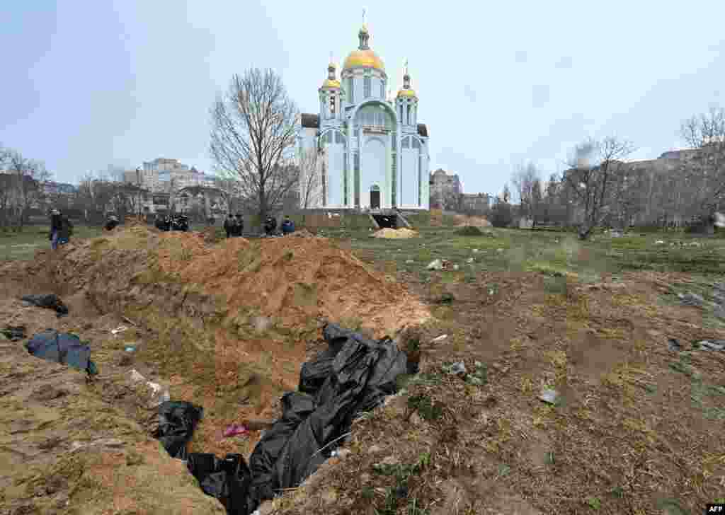 Tömegsír a bucsai templomnál