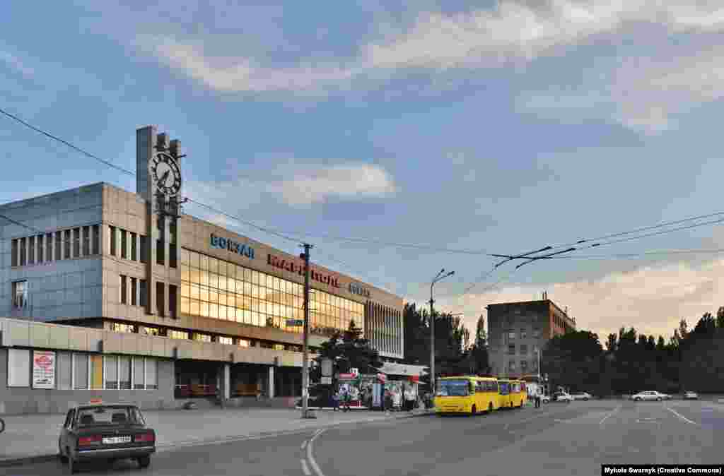 Главната железничка станица во Мариупол фотографирана во 2013 година