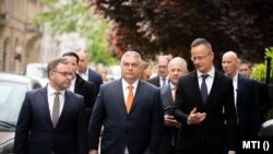 Orbán Viktor miniszterelnök (k), illetve a Fidesz és a KDNP országgyűlési frakcióinak képviselői az új Országgyűlés alakuló ülésére mennek Budapesten 2022. május 2-án