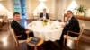 I dërguari i BE-së për dialogun Kosovë-Serbi, Mirosllav Lajçak, gjatë një takimi me kryeministrin e Kosovës, Albin Kurti, dhe presidentin e Serbisë, Aleksandar Vuçiq, në Berlin në maj të vitit 2022.