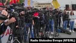 Медиуми,(камери) го следат протестот на ССМ пред Влада 