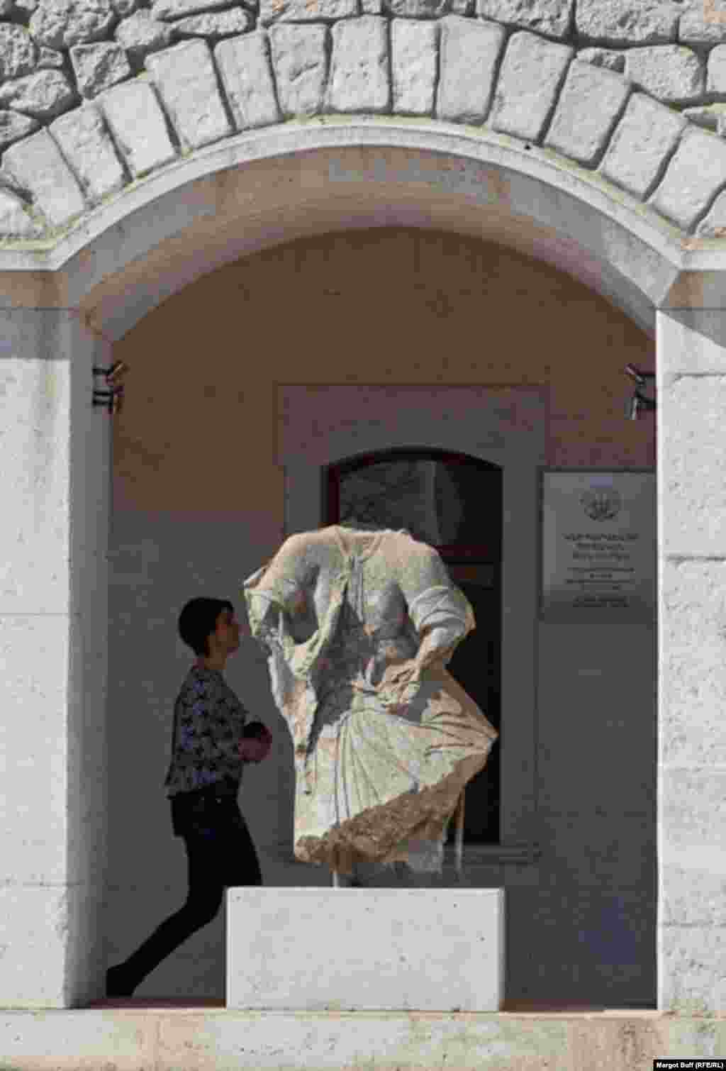 O sculptură distrusă din Catedrala Ghazanchetsots.