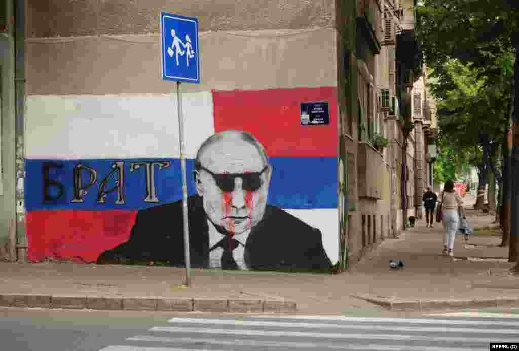 Овој мурал на рускиот претседател Владимир Путин се појави на аголот на улицата во Белград на почетокот на март, а подоцна беше обоен со црвена боја и очила за сонце. Политичкото уметничко дело е еден од неколкуте примери на проруски графити кои се појавуваат, а потоа се прецртувани, во Белград среде инвазијата на Украина. &nbsp;