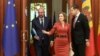 Președinta R. Moldova, Maia Sandu, îl ghidează pe președintele Consiliului European, Charles Michel, în timpul vizitei acestuia la Chișinău, pe 4 mai 2022.